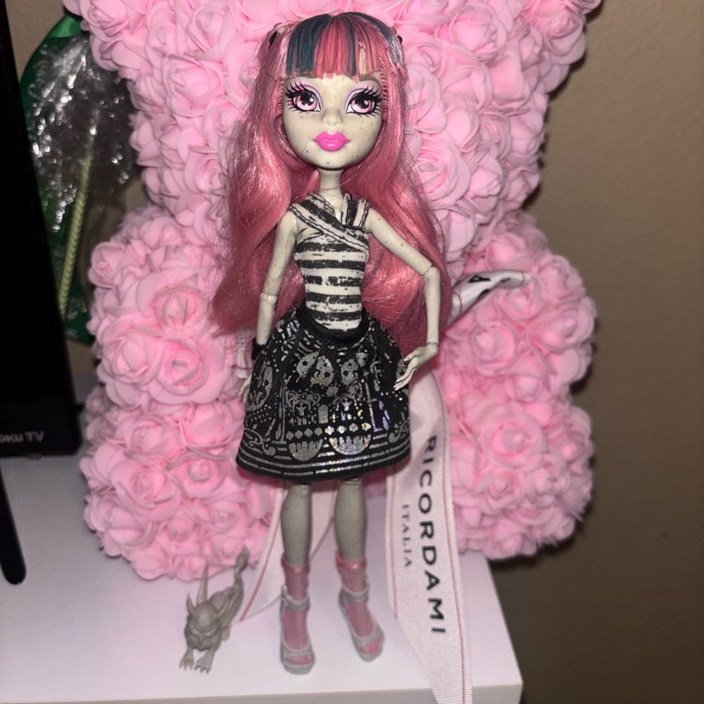 MONSTER HIGH ROCHELLE GOYLE GEN ONE WITH PET